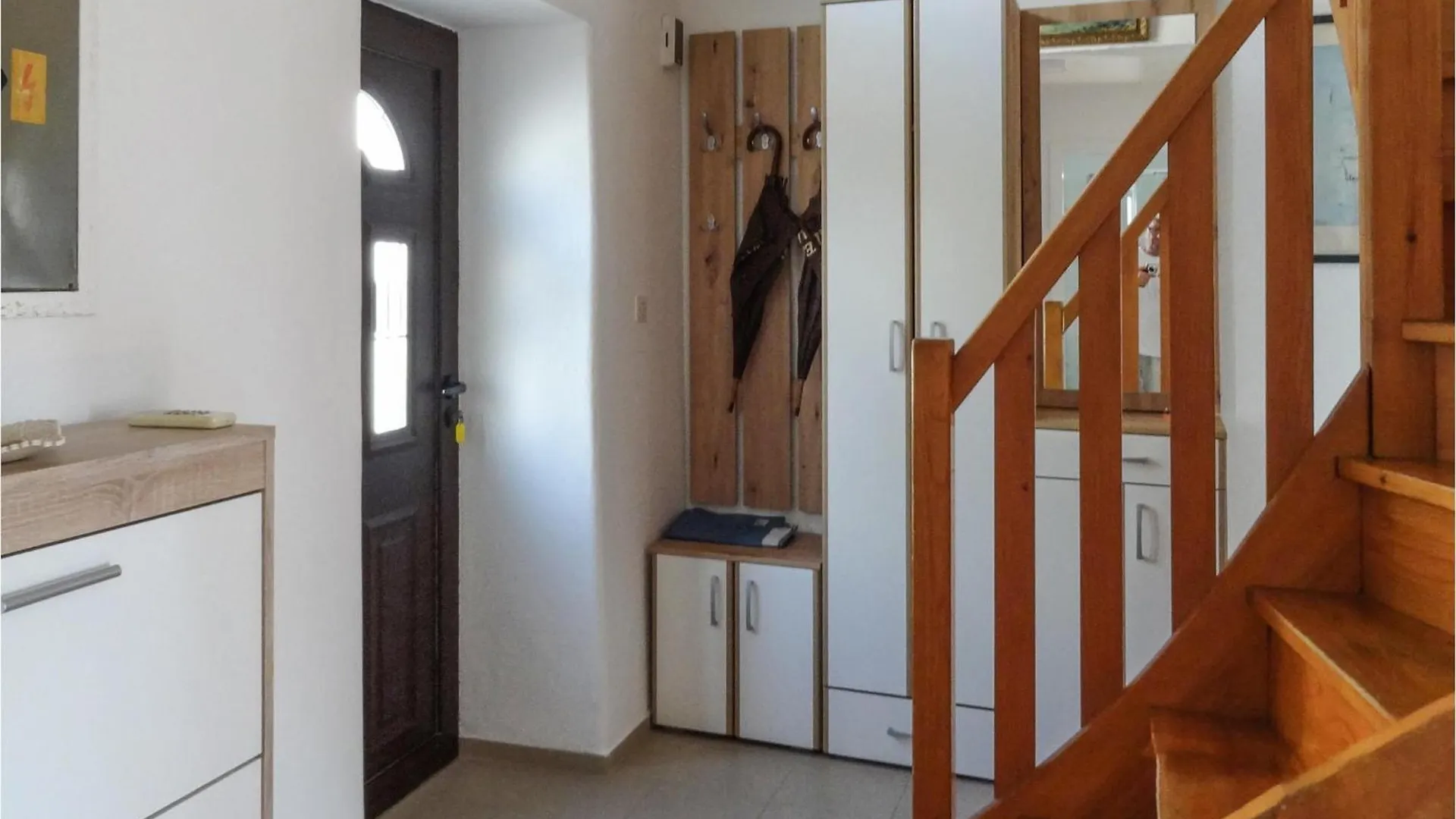 Awesome Apartment In Unije With Wifi